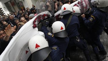 americateve | Polic&iacute;as antimotines tratan de dispersar a manifestantes durante una protesta contra la apertura de tiendas en domingo y la extensi&oacute;n de horas laborales, el domingo 13 de abril de 2014, en Atenas. (Foto AP/Kostas Tsironis)