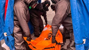 En esta imagen publicada por la Agencia Nacional Indonesia de Búsqueda y Rescate (BASARNAS), rescatistas cargan el cuerpo de una víctima del naufragio de un ferry este mes, a su llegada a Banjarmasin, en Kalimantan del Sur, Indonesia, el domingo 27 de septiembre de 2026. (BASARNAS via AP)