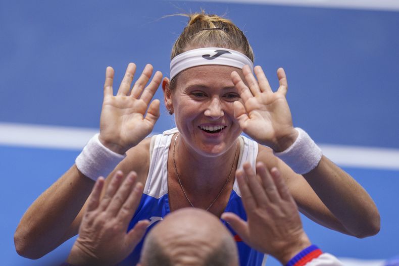 La checa marie Bouzkova festeja luego de vencer a la suiza Viktorija Golubic en un partido de las Finales de la Copa Billie Jean King, en Sevilla, España (AP Foto/Manu Fernández)