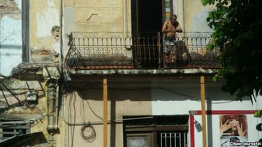 americateve | Siempre se habla de La Habana Vieja, pero residentes de Santiago de Cuba, Guantánamo, Holguín y Villa Clara, también temen morir entre los escombros de sus actuales residencias.