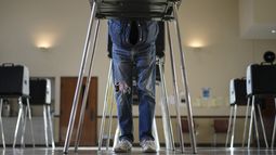 Un votante llena la boleta de las elecciones primarias en Cincinnati, Ohio, martes 19 de marzo de 2024. (AP Foto/Carolyn Kaster)