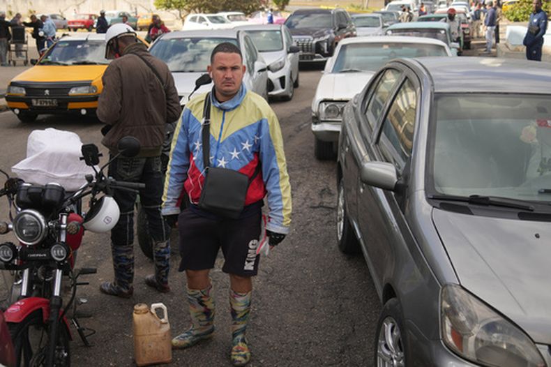 Un hombre con una chaqueta con los colores de la bandera de Venezuela hace fila para comprar combustible en una gasolinera en La Habana, Cuba, el viernes 6 de febrero de 2026. (Foto AP/Ramón Espinosa)