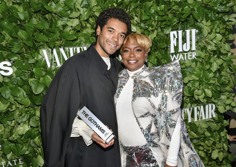 El actor Brandon Wilson posa con el premio al Mejor Artista Revelación por Nickel Boys acompañado por la actriz Aunjanue Ellis-Taylor durante los Premios Gothams en Cipriani Wall Street el lunes 2 de diciembre de 2024 en Nueva York. (Foto Evan Agostini/Invision/AP)