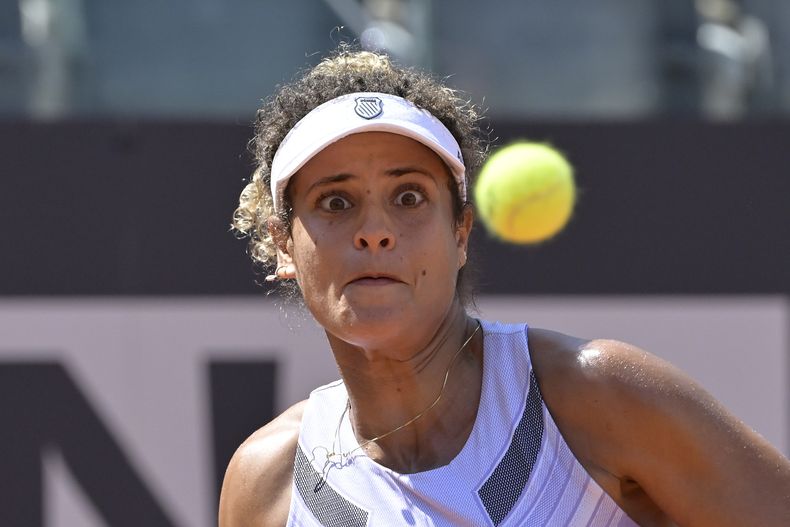 La egipcia Mayar Sherif durante el partido contra la rusa Anna Blinkova por la primera ronda del Abierto de Italia, el martes 9 de mayo de 2023, en Roma. (Fabrizio Corradetti/LaPresse vía AP)