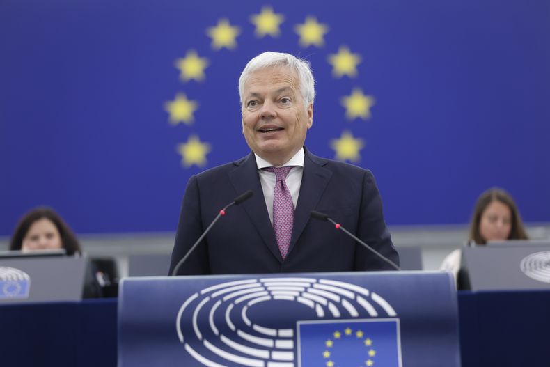 ARCHIVO - El comisario europeo de Justicia, Didier Reynders, ofrece un discurso sobre la ley electoral, el comité investigador y el Estado de derecho en Polonia, el miércoles14 de junio de 2023 en el Parlamento Europeo en Estrasburgo, en el este de Francia. (AP Foto/Jean-Francois Badias, Archivo)