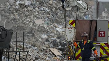 recuperan pertenencias entre escombros del edificio champlain tower