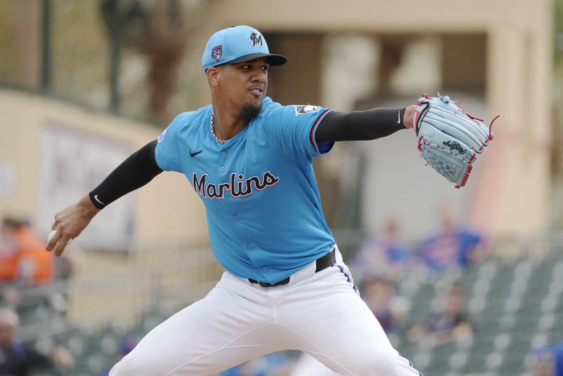 ARCHIVO - Eury Pérez de los Marlins de Miami lanza contra los Mets de Nueva York en un juego de pretemporada, el 2 de marzo de 2024, en Jupiter, Florida. (AP Foto/Jeff Roberson)