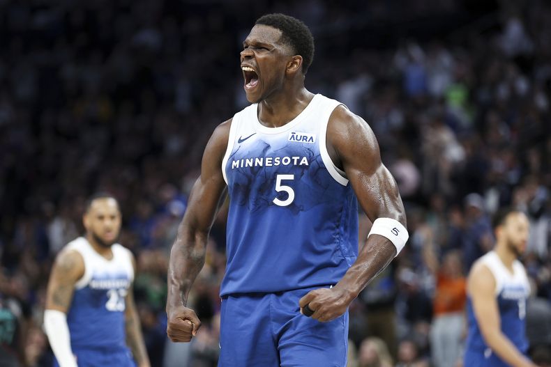 El base de los Timberwolves de Minnesota Anthony Edwards celebra su triple ante los Wizards de Washington el martes 9 de abril del 2024. (AP Foto/Matt Krohn)