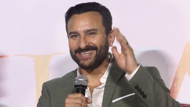 ARCHIVO - El actor de Bollywood Saif Ali Khan asiste al lanzamiento del tráiler de su película Tanhaji en Mumbai, India, el 19 de noviembre de 2019. (Foto AP/Rafiq Maqbool, archivo)