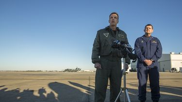 americateve | El comanda te de marina Todd Flannery, izquierda, y el capit&aacute;n de la Guardia Costera John K. Little, en una rueda de prensa sobre la ca&iacute;da de un helic&oacute;ptero Navy MH-53-E Sea Dragon en el Oc&eacute;ano Atl&aacute;ntico frente a la cost