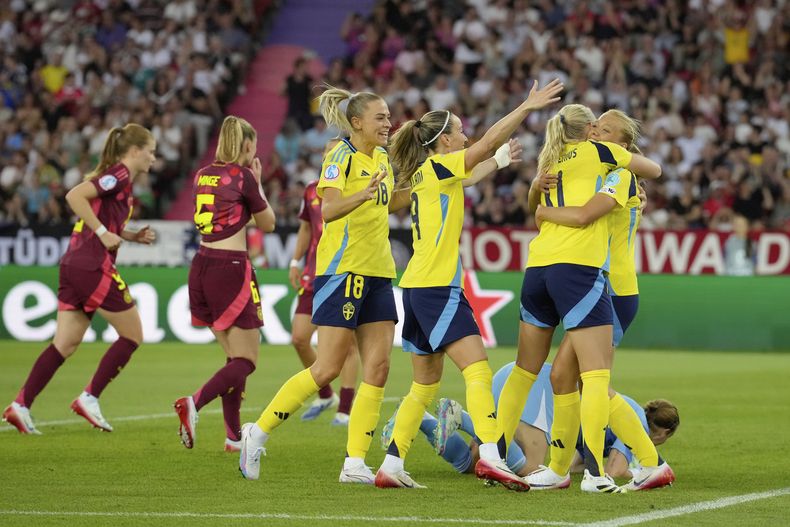 Smilla Holmberg de Suecia, a la derecha, celebra después de anotar el segundo gol de su equipo durante el partido de fútbol del Grupo C de la Eurocopa Femenina 2025 entre Suecia y Alemania en el Stadion Letzigrund de Zúrich, Suiza, el sábado 12 de julio de 2025. (AP Photo/Martin Meissner)