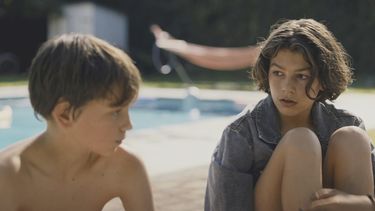 Esta imagen difundida por CineCaníbal muestra a Lou Goossens, a la izquierda, y Marius De Saeger en una escena de Young Hearts.(CineCaníbal via AP)