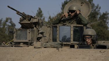 Soldados israelíes se sientan en un vehículo blindado cerca de la frontera con la Franja de Gaza, el lunes 18 de diciembre de 2023. (AP Foto/Leo Correa)