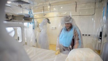 americateve | El primer paciente de Ébola diagnosticado en Estados Unidos murió esta mañana en un hospital de Dallas y Adriana Navarro nos cuenta detalles del caso.