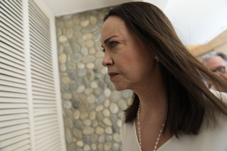 La lideresa de oposición de Venezuela, María Corina Machado, quien tiene prohibido por el gobierno postularse a cualquier cargo público, tras una conferencia de prensa, el martes 26 de marzo de 2024, en Caracas. (AP Foto/Ariana Cubillos)