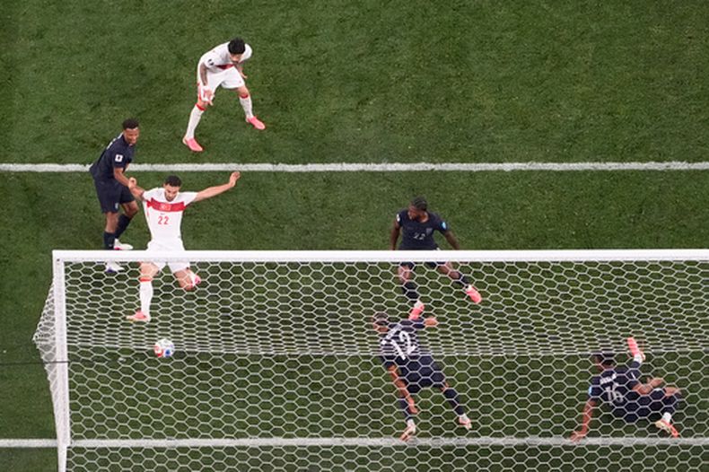 Kaan Ayhan, de Turquía, marca ante Estados Unidos en la agonía de su encuentro mundialista, el jueves 25 de junio de 2026 en Inglewood, California (AP Foto/Mark J. Terrill)