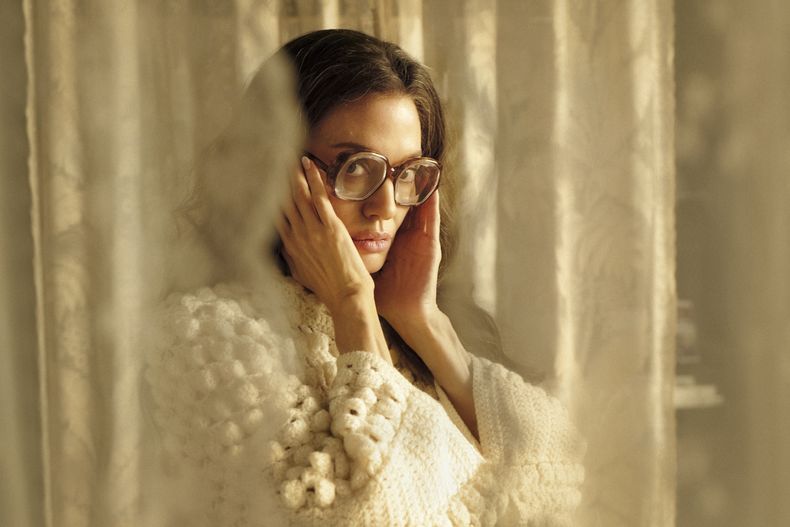 En esta imagen difundida por Netflix, Angelina Jolie como Maria Callas en una escena de Maria. (Pablo Larraín/Netflix vía AP)