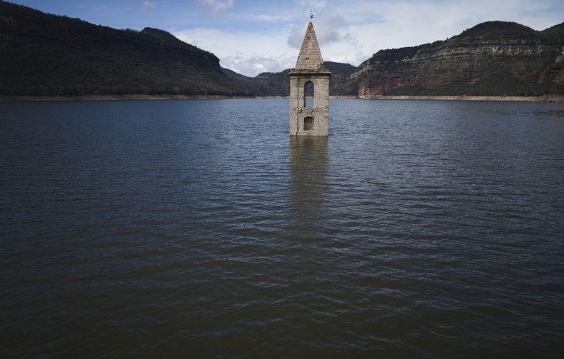 La punta de una iglesia tras las inundaciones en Vilanova de Sau, España, el 24 de marzo del 2025. (AP foto/Emilio Morenatti)