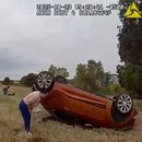 En esta imagen tomada de un video difundido por el Departamento de Policía de Fort Worth muestra a los agentes que responden a la volcadura de un vehículo antes de rescatar a un bebé del interior, el jueves 23 de octubre de 2025, en Fort Worth, Texas.(Departamento de Policía de Fort Worth vía AP)