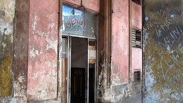 americateve | Todo cubano mayor de 40 años recuerda aquellos hotelitos más o menos precarios a los que acudían las parejas. Hoy son cuarterías o refugios para damnificados de huracanes.