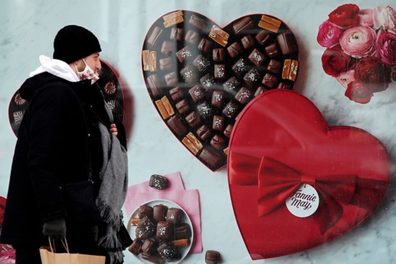 ARCHIVO - Un hombre pasa frente a una tienda de chocolates Fannie May en el centro de Chicago el día de San Valentín, el 14 de febrero de 2021. (AP Foto/Nam Y. Huh/Archivo)