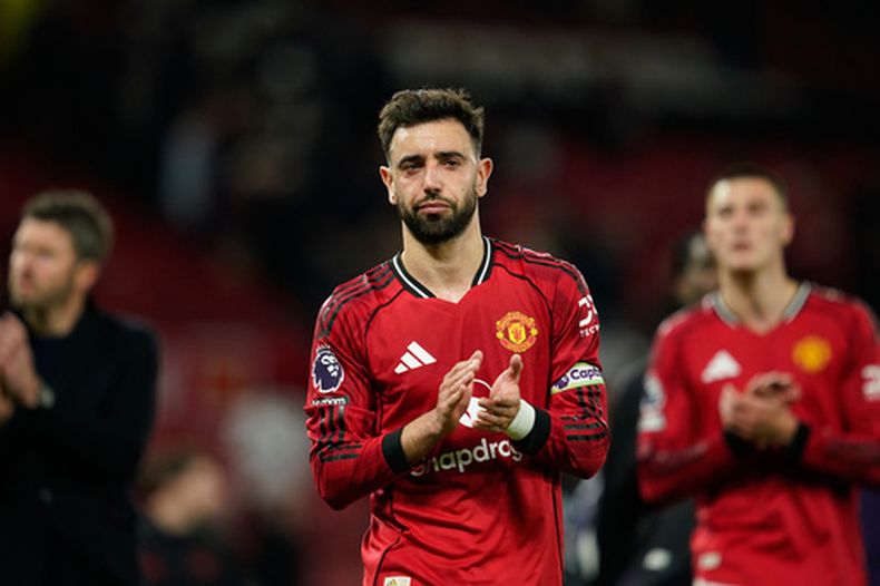 ARCHIVO- El jugador del Manchester United, Bruno Fernandes, se retira del campo tras el partido de fútbol de la Liga Premier entre el Manchester United y el Leeds en Manchester, Inglaterra, el 13 de abril de 2026. (Foto AP/Dave Thompson, Archivo)