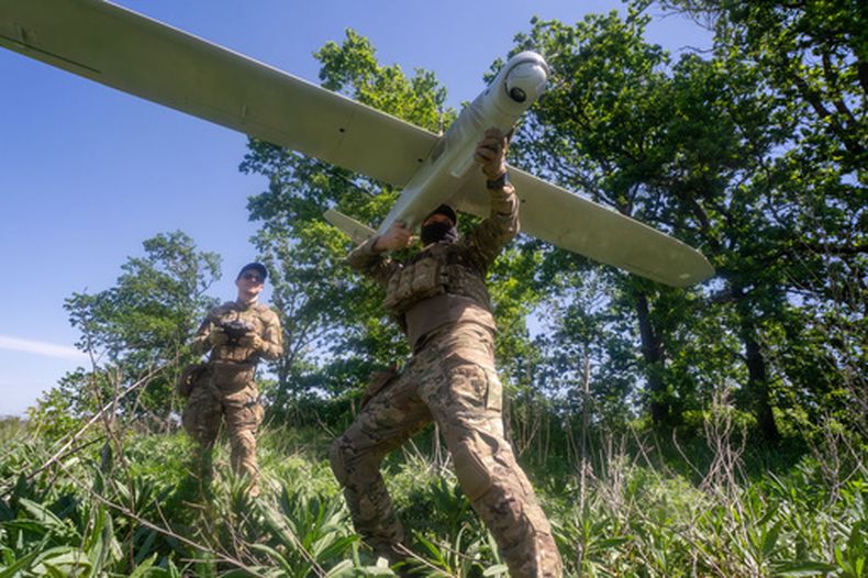 Militares ucranianos de la brigada Khartia lanzan un dron hacia posiciones rusas en el frente en la región de Járkiv, Ucrania, el miércoles 20 de mayo de 2026. (AP Foto/Andrii Marienko)