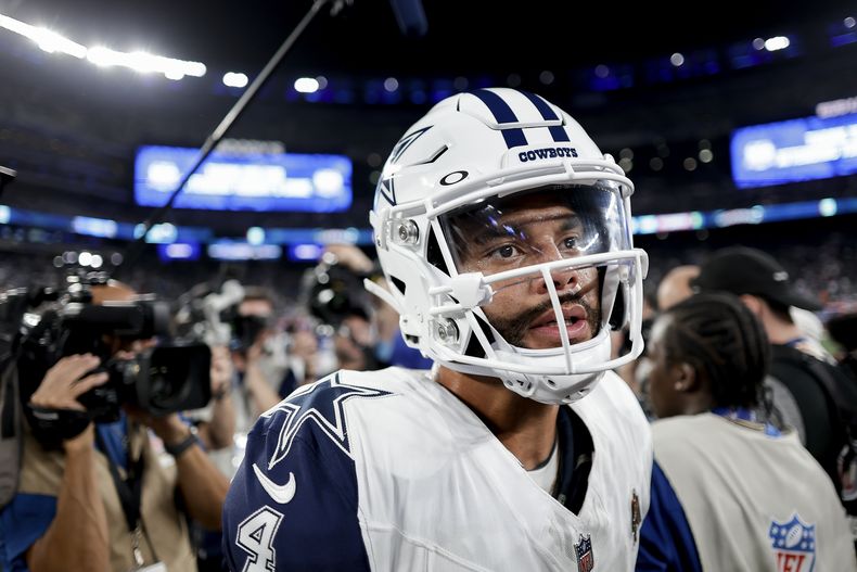 El quarterback de los Cowboys de Dallas, Dak Prescott (4) se marcha del campo luego del juego ante los Giants de Nueva York, el jueves 26 de septiembre de 2024, en East Rutherford, Nueva Jersey. (AP Foto/Adam Hunger)