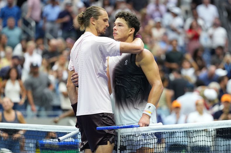 El alemán Alexander Zverev saluda al estadounidense Ben Shelton tras la final del Abierto de Estados Unidos el domingo 13 de septiembre del 2026. (AP Foto/Kirsty Wigglesworth)