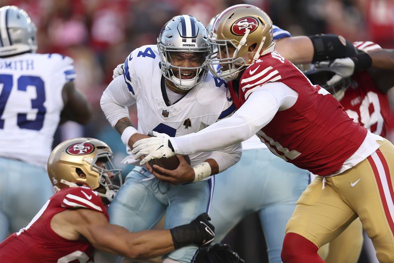 El quarterback de los Cowboys de Dallas Dak Prescott es capturado por los defensive ends de los 49ers de San Francisco Nick Bosa y Arik Armstead en el encuentro del domingo 8 de octubre del 2023. (AP Foto/Jed Jacobsohn)