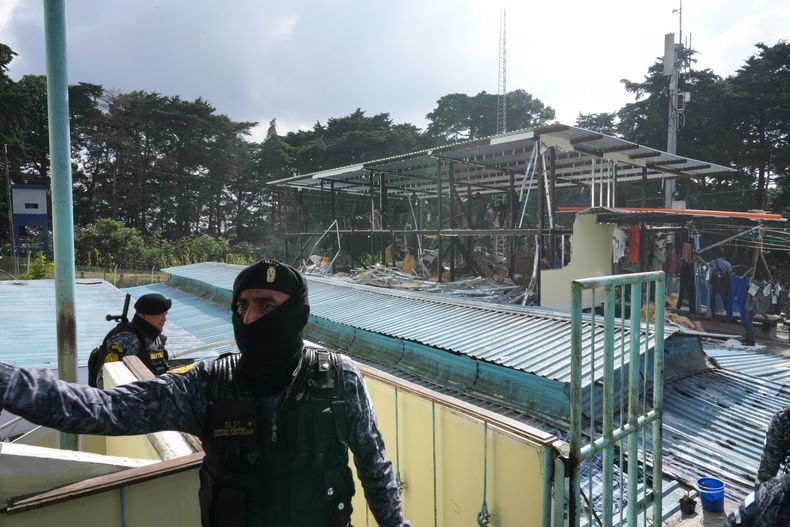 Policías derriban construcciones no autorizadas realizadas por reclusos en una prisión para miembros de la pandilla Mara Salvatrucha durante un operativo de las autoridades en busca de armas y drogas, en Fraijanes, Guatemala, el lunes 17 de noviembre de 2025. (Foto AP/Moisés Castillo)