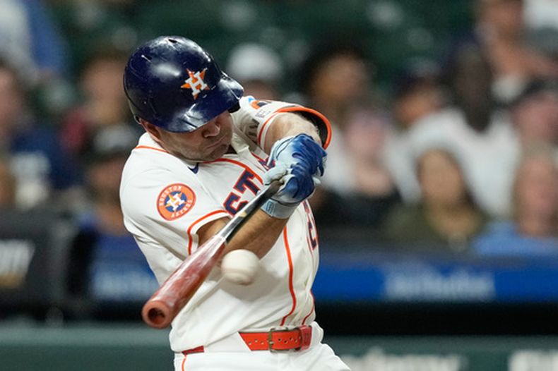 El venezolano José Altuve, de los Astros de Houston, pega un sencillo ante los Azulejos de Toronto, el martes 4 de agosto de 2026 (AP Foto/David J. Phillip)