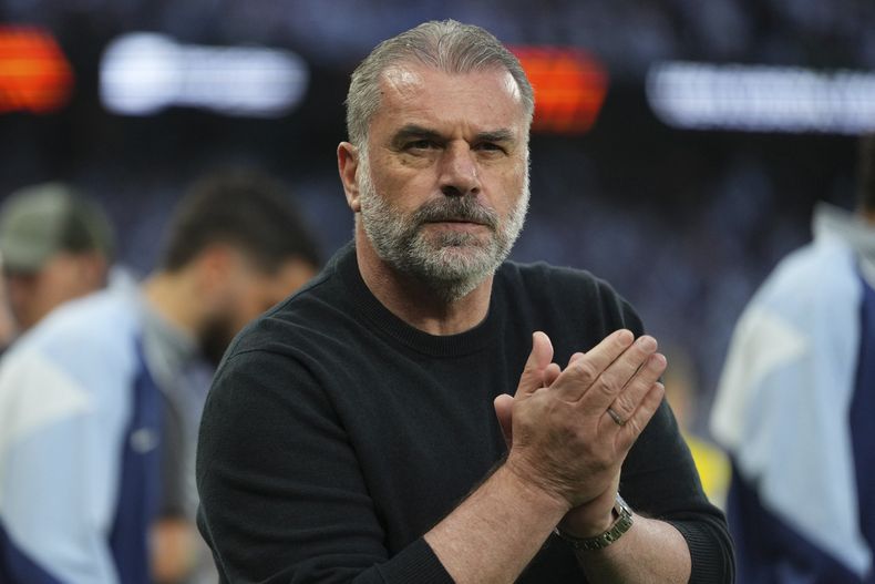 ARCHIVO - El técnico de Tottenham Ange Postecoglou aplaude durante el partido contra Tottenham Hotspur en las semifinales de la Liga Europa, el 1 de mayo de 2025, en Londres. (AP Foto/Kirsty Wigglesworth)