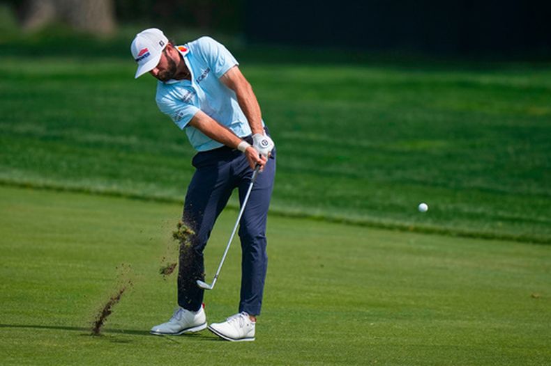 Cameron Young golpea desde el primer fairway durante la ronda de entrenamiento del Campeonato PGA en el Club de Golf Aronimink, el miércoles 13 de mayo de 2023, en Newtown Square, Pennsylvania. (AP Foto/Frank Franklin II)