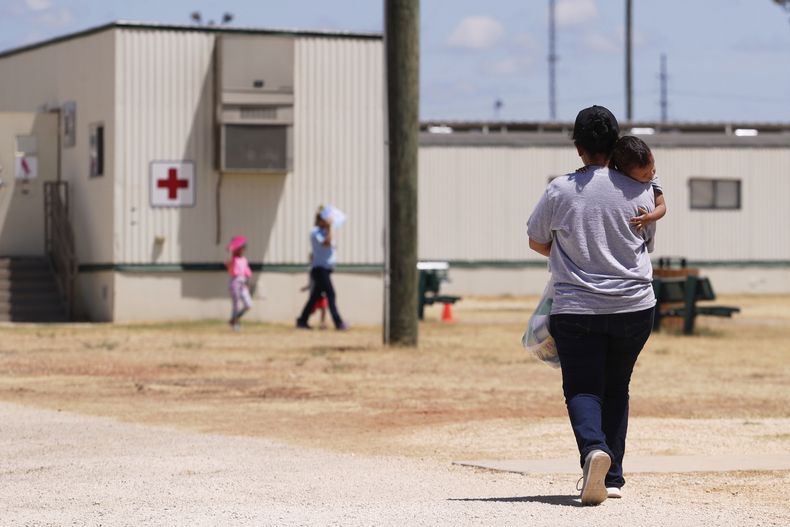ARCHIVO – Inmigrantes en busca de asilo caminan por el Centro Residencial Familiar del ICE en el sur de Texas en Dilley, Texas, el 23 de agosto de 2019. (AP Foto/Eric Gay, Archivo)