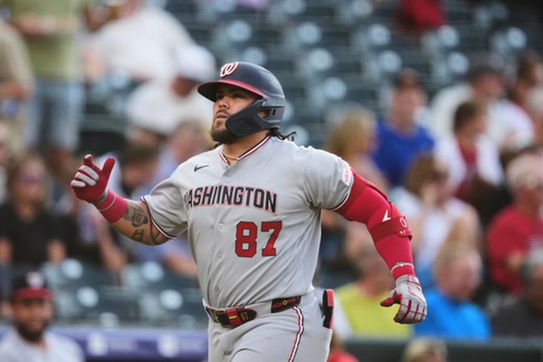 Andrés Chaparro, de los Nacionales de Washington, corre las bases después de bataer un jonrón de tres carreras durante la primera entrada del juego de béisbol de Grandes Ligas contra los Rockies de Colorado, el lunes 20 de julio de 2026, en Denver. (AP Foto/David Zalubowski)