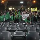 Fanáticos de los Atléticos de Oakland protestan contra la potencial mudanza del equipo a Las Vegas, durante el juego del viernes 28 de abril de 2023, ante los Rojos de Cincinnati (AP Foto/Jeff Chiu)