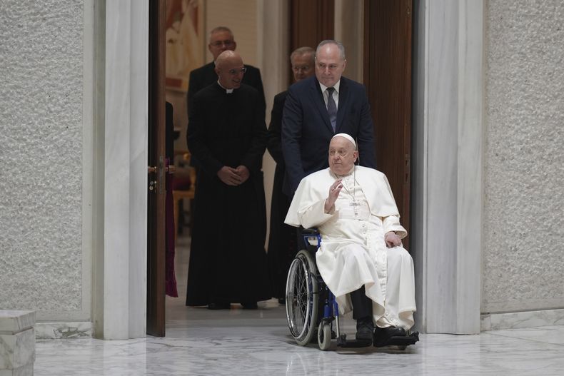 El papa Francisco llega para su audiencia general semanal a la sala Pablo VI, el miércoles 12 de febrero de 2025, en el Vaticano. (AP Foto/Alessandra Tarantino, Archivo)
