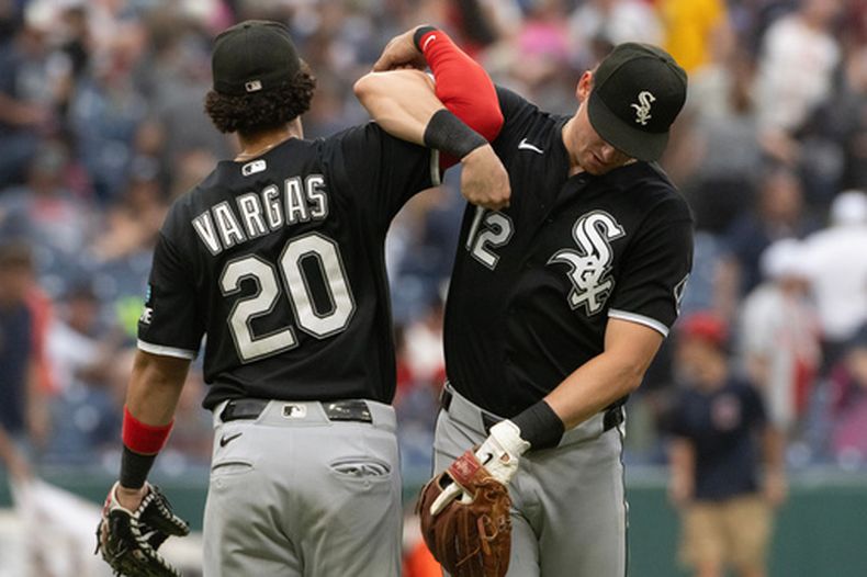 Miguel Vargas (20), de los Medias Blancas, celebra con su compeñero Colson Montgomery (12) al final del partido de béisbol de Grandes Ligas contra los Guardianes de Cleveland, el domingo 5 de julio de 2026, en Cleveland. (AP Foto/Phil Long)