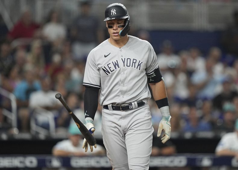 Aaron Judge, de los Yanquis de Nueva York, vuelve a la cueva tras un turno ante los Marlins de Miami, el viernes 11 de agosto de 2023 (AP Foto/Jim Rassol)