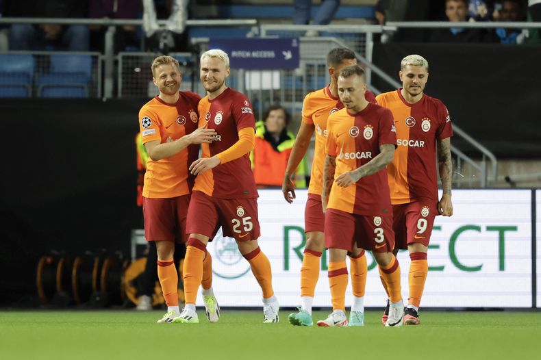 Los jugadores del Galatasaray festejan un tanto de Fredrik Mitsjo (izquierda) durante la ida de playoff de la Liga de Campeones ante el Molde de Noruega, el miércoles 23 de agosto de 2023 (Svein Ove Ekornesvag/NTB via AP)