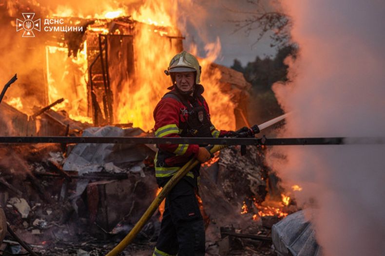 En esta imagen proporcionada por el Servicio Ucraniano de Emergencias, bomberos extinguen un incendio en viviendas particulares tras un ataque aéreo ruso en Sumy, Ucrania, el miércoles 16 de septiembre de 2026. (Servicio Ucraniano de Emergencias via AP)