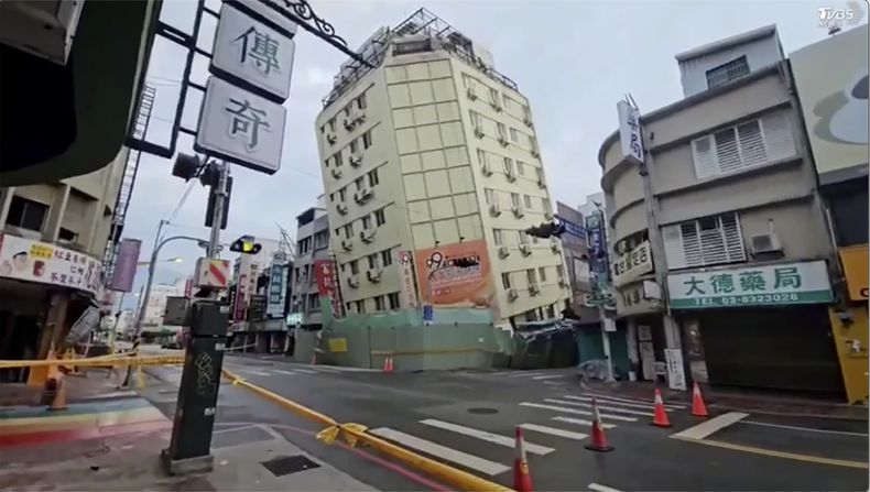 En este fotograma se ven calles en Hualien, Taiwán, acordonadas después que una serie de sismos sacudieron la isla el martes 23 de abril de 2024. (TVBS vía AP)