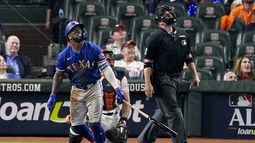 Adolis García batea un cuadrangular durante la octava entrada del Juego 7 de la Serie de Campeonato de la Liga Americana en contra de los Astros de Houston, el lunes 23 de octubre de 2023, en Houston. (AP Foto/Tony Gutierrez)