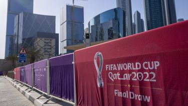 Qatar celebra el sorteo para el Mundial entre protestas