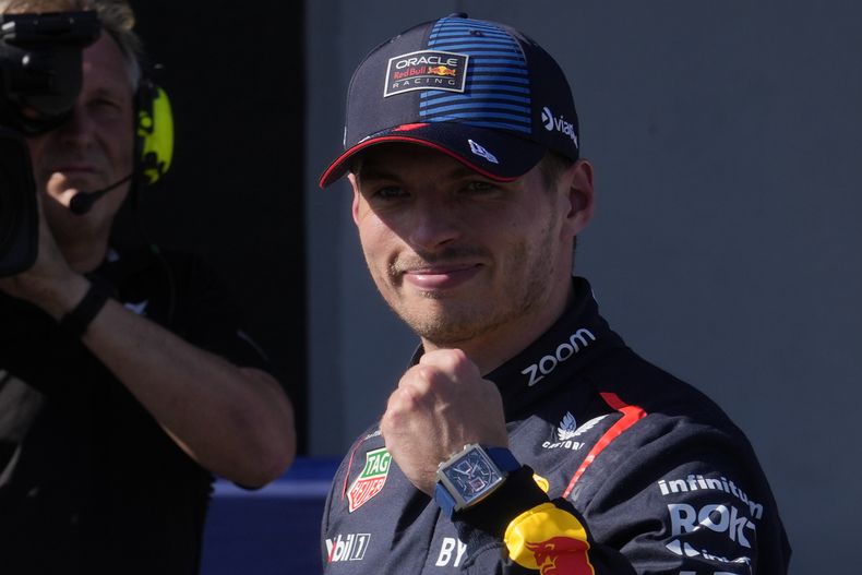 El piloto de Red Bull Max Verstappen celebra tras asegurar que saldrá en la primera posición en el Gran Premio de Italia en la pista de Imola el sábado 18 de mayo del 2024. (AP Foto/Luca Bruno)