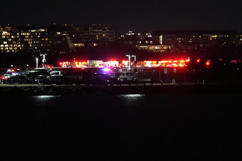 Personal de emergencias responde al lugar de un accidente aéreo al sur del Aeropuerto Nacional Ronald Reagan, el miércoles 29 de enero de 2025, en Washington. (AP Foto/Alex Brandon)