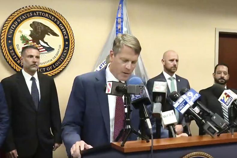 En la imagen, tomada de un video proporcionado por KATC, el fiscal federal Alexander C. Van Hook anuncia las acusaciones contra jefes policiales actuales y anteriores en una conferencia de prensa realizada en Lafayette, Luisiana, el miércoles 16 de julio de 2025. (KATC vía AP)