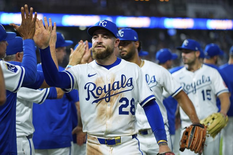 Kyle Isbel de los Reales de Kansas City celebra con sus compañeros tras el encuentro ante los Bravos de Atlanta el martes 29 de julio del 2025. (AP Foto/Charlie Riedel)