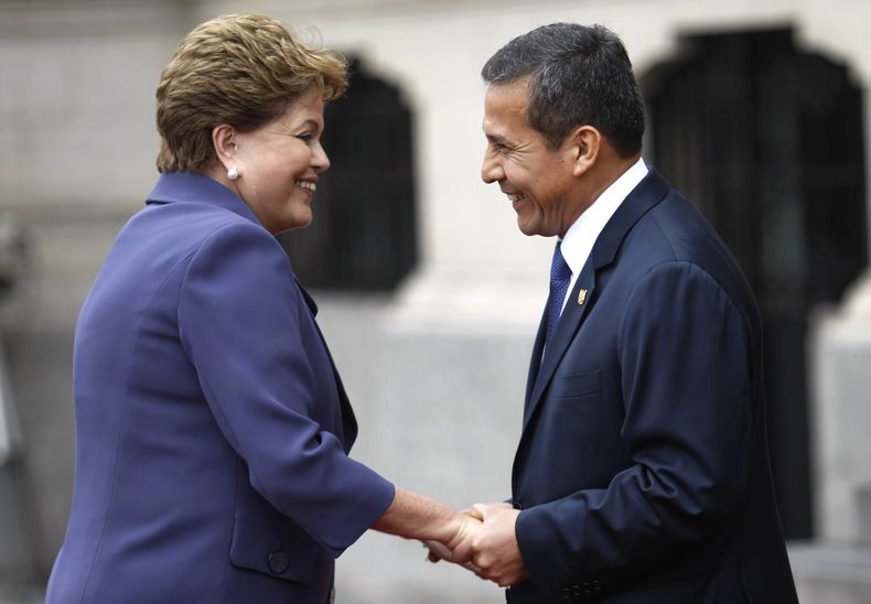 El presidente de Per&uacute; Ollanta Humala da la bienvenida a la mandataria brasile&ntilde;a Dilma Rousseff al llegar al palacio de gobierno en Lima, el lunes 11 de noviembre de 2013. (Foto  AP)